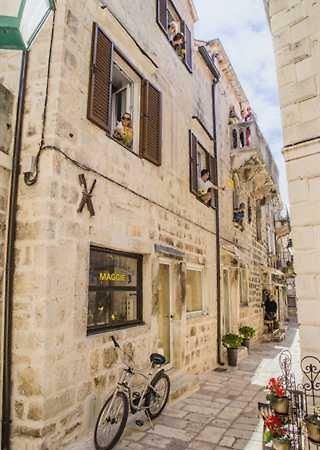 White Rabbit Hostel Хвар Экстерьер фото