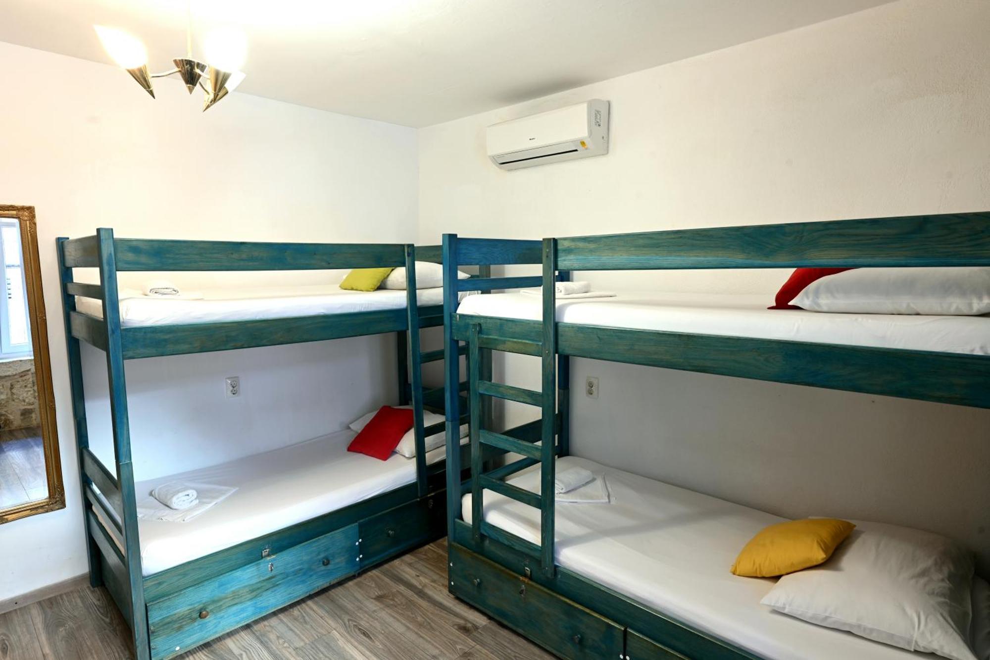 White Rabbit Hostel Хвар Экстерьер фото